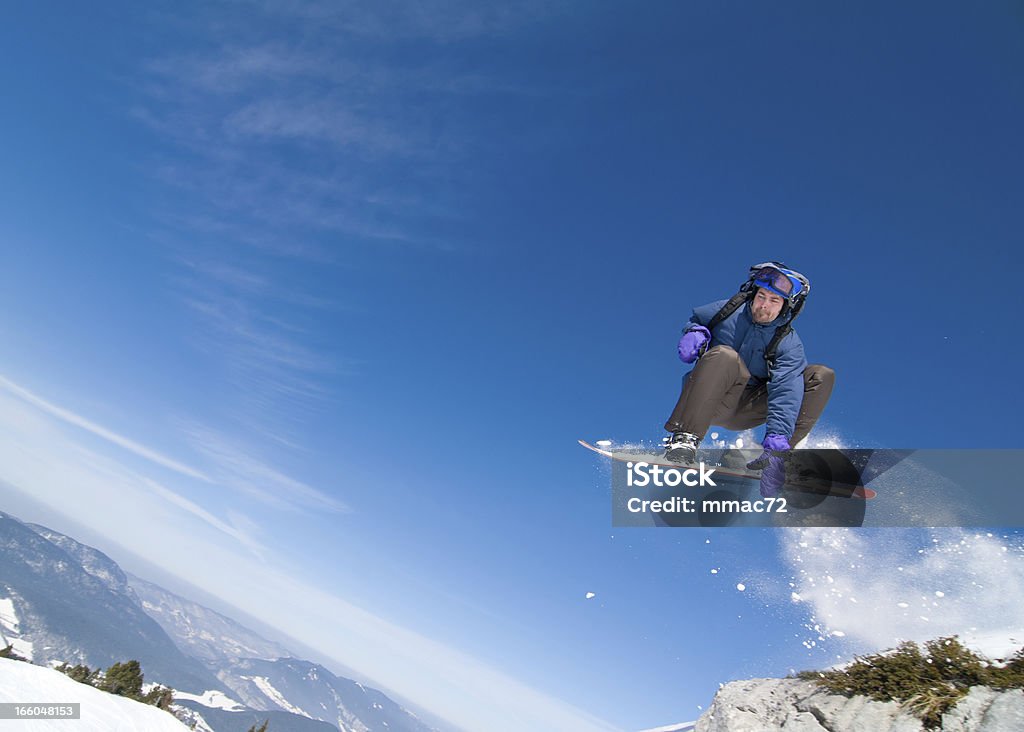 Snowboardeur à saut acrobatique - Photo de Sauter libre de droits