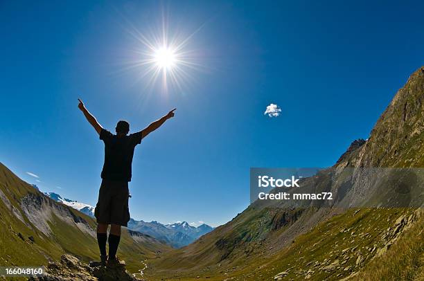 Mann Oben Auf Dem Berg Stockfoto und mehr Bilder von Abenteuer - Abenteuer, Abgeschiedenheit, Aktiver Lebensstil