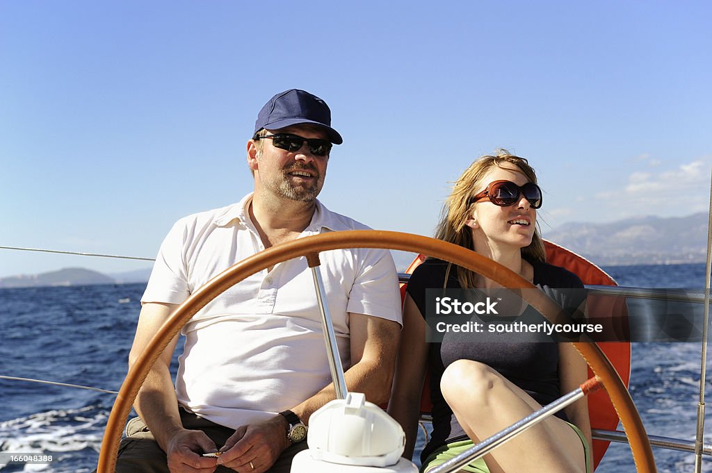Glückliches Paar an Bord einer Yacht Segeln Sie Französische Riviera Reise - Lizenzfrei Mütze Stock-Foto