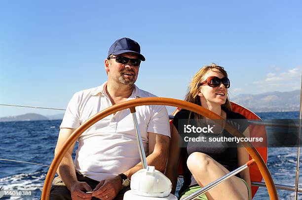 Glückliches Paar An Bord Einer Yacht Segeln Sie Französische Riviera Reise Stockfoto und mehr Bilder von Mütze