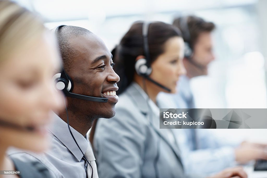 African American call-Center-Mitarbeiter mit Kollegen bei der Arbeit - Lizenzfrei Afrikanischer Abstammung Stock-Foto