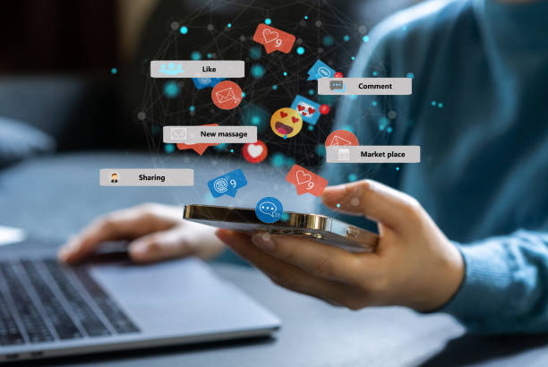 Social media communication digital online, people use smartphone play with icon online social media, online marketing, technology, chat, post, like, follow, Influencer marketing, marketplace at phone comunicación de redes sociales digital en línea, las personas usan el juego de teléfonos inteligentes con el icono en línea de las redes sociales, marketing en línea, tecnología, chat, publicar, me gusta, seguir, marketing de influencers, mercado en