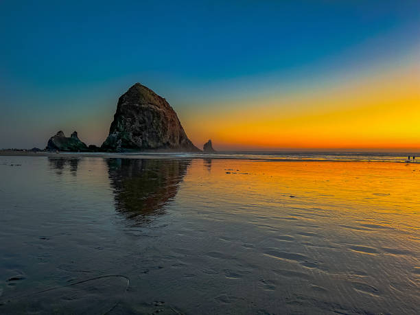 istock Cannon Beach, Oregon at sunset 1660592383