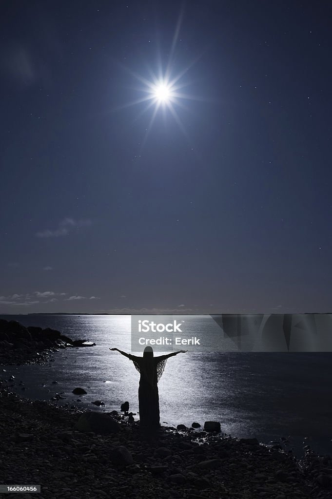 Salutation à la lune - Photo de Femmes libre de droits