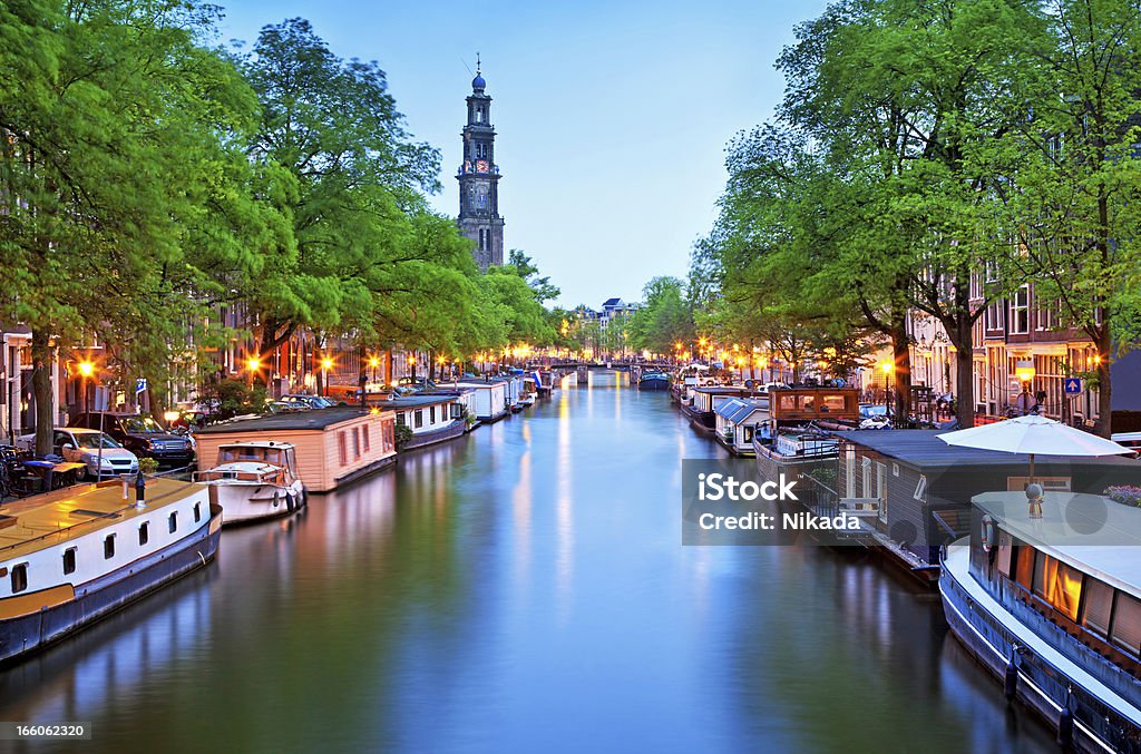 Vista para o Canal de barcos em Amsterdã - Foto de stock de Amsterdã royalty-free