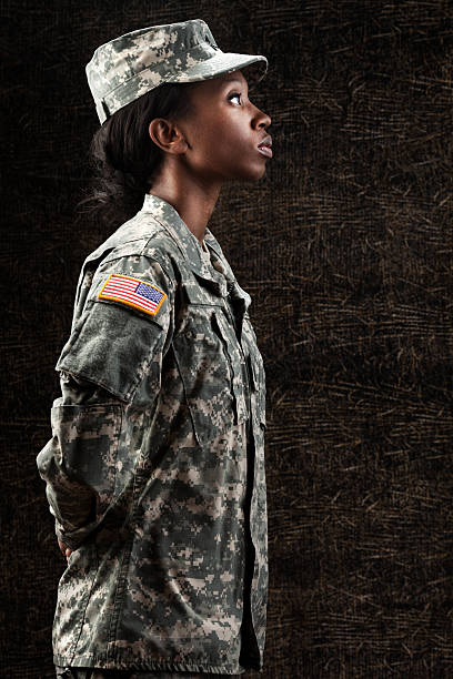 donna soldato americano serie: contro sfondo marrone scuro - saluting armed forces military army foto e immagini stock