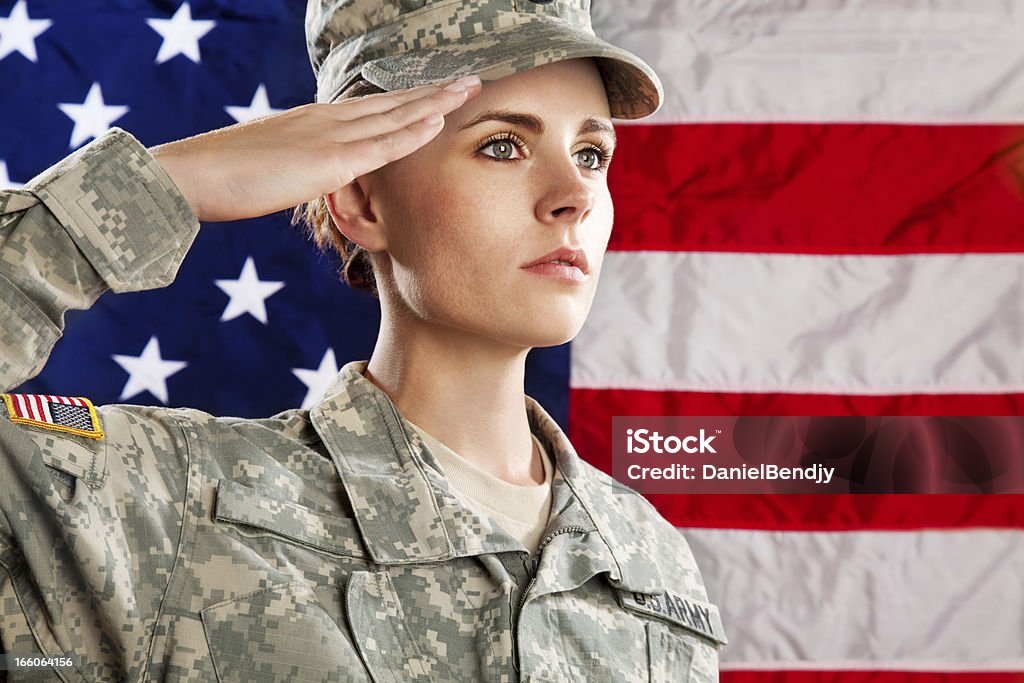 Hembra American Soldier serie: contra la bandera de los Estados Unidos - Foto de stock de Hacer el saludo militar libre de derechos