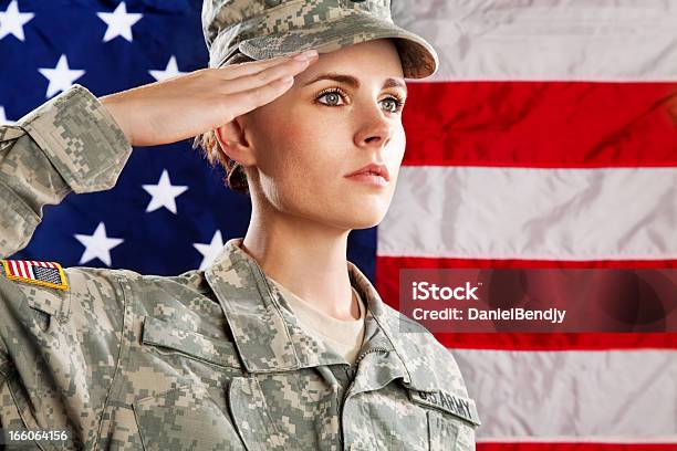 Hembra American Soldier Serie Contra La Bandera De Los Estados Unidos Foto de stock y más banco de imágenes de Hacer el saludo militar