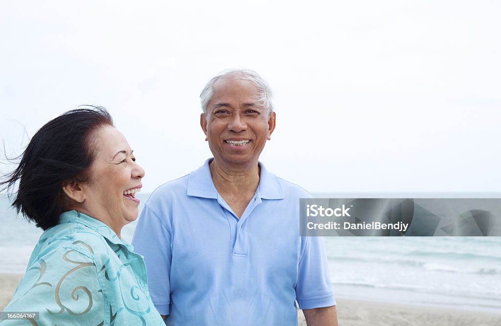 Casal feliz asiática Retiree ter bom tempo na praia - Foto de stock de Adulto maduro royalty-free