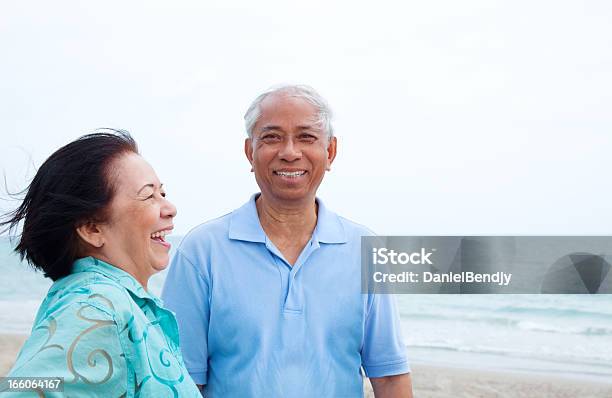 Foto de Casal Feliz Asiática Retiree Ter Bom Tempo Na Praia e mais fotos de stock de Adulto maduro