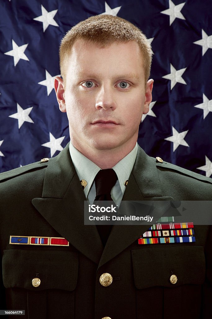 Décorées avec élégance un soldat américain contre drapeau USA Uniforme - Photo de États-Unis libre de droits