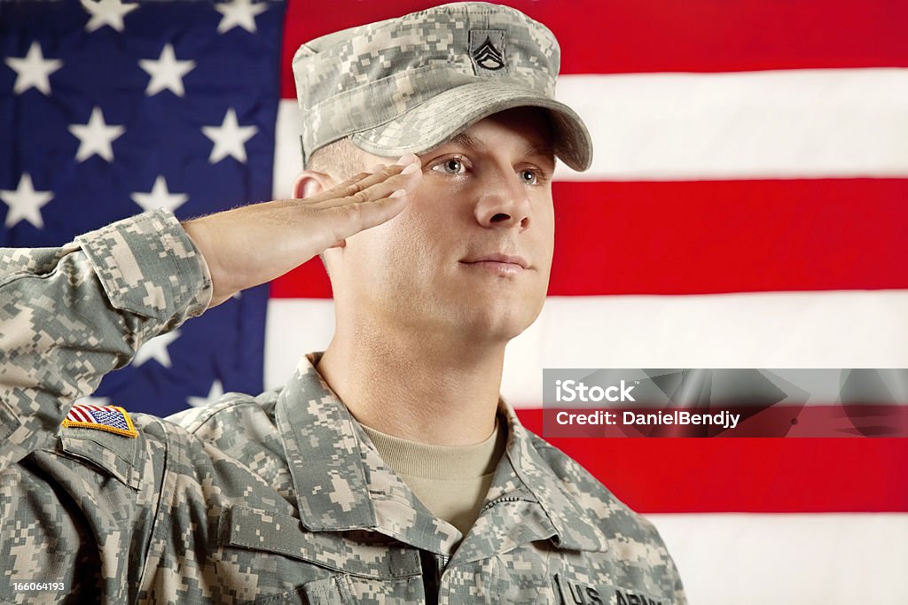 American Soldier Real - Foto de stock de Hacer el saludo militar libre de derechos