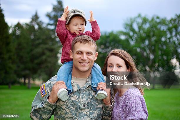 Photo libre de droit de Army Famille Series Real Soldat Américain Avec Son Épouse banque d'images et plus d'images libres de droit de Horizontal