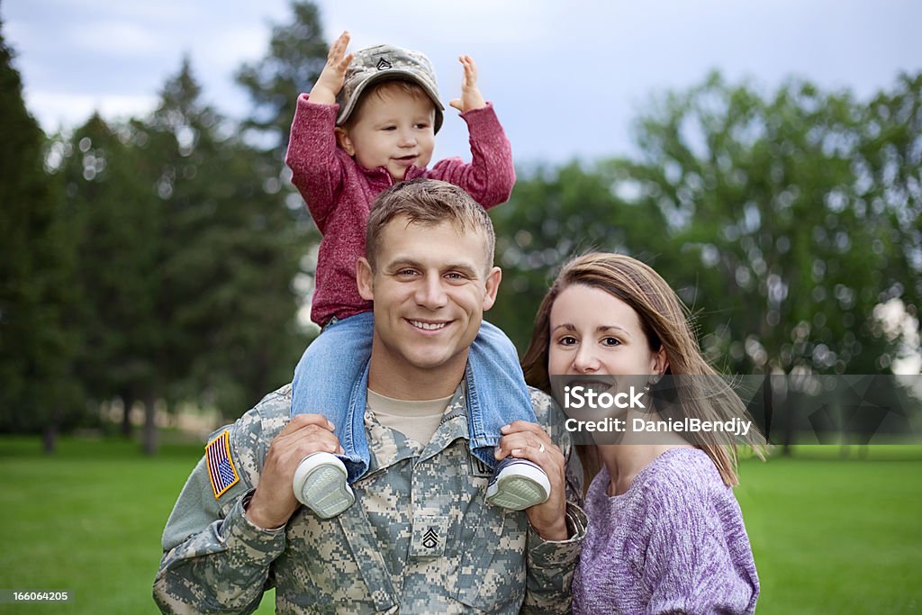 Exército família Series: Real soldado americano com esposa & Son - Foto de stock de Horizontal royalty-free