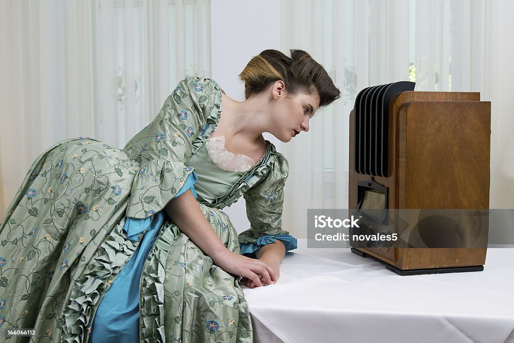 Garota jovem e velha rádio - Foto de stock de Aberto royalty-free
