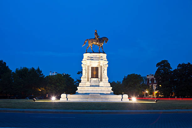 Robert E. Lee Monument In Richmond, Virginia From Richmond, Virginia On Monument Avenue This Statue Commemorates General Robert E. Lee A Famous Civil War Veteran And Was Unveiled May 29th, 1890. the general lee stock pictures, royalty-free photos & images