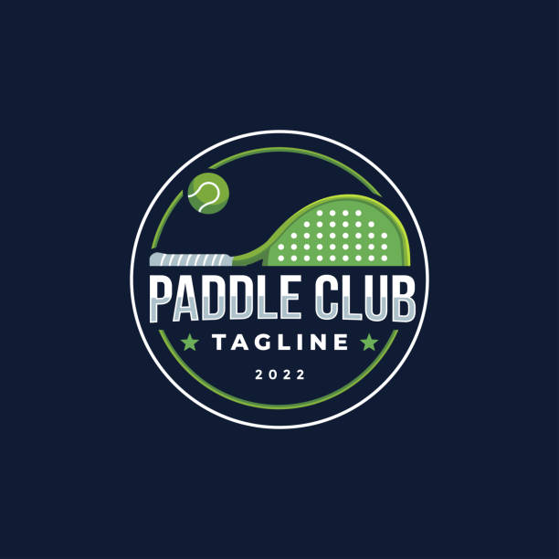 illustrazioni stock, clip art, cartoni animati e icone di tendenza di emblema del distintivo disegno del logo del club di paddle tennis, racchetta da paddle e vettore della palla su sfondo scuro - sport con racchetta