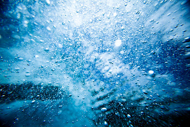 ondas que se quebram lá embaixo d'água - bubble swimming pool water underwater - fotografias e filmes do acervo