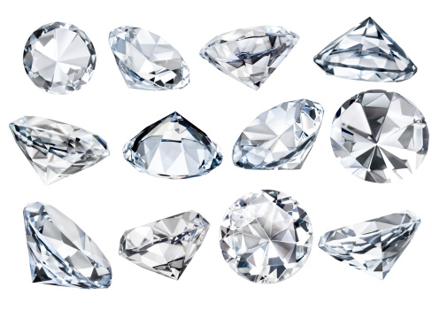 Múltiples blancas aisladas facetado diamantes en diferentes ángulos Clipping Path (Borde de corte photo
