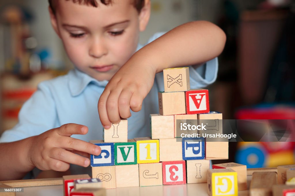 Enfant jouant avec blocs - Photo de 2-3 ans libre de droits