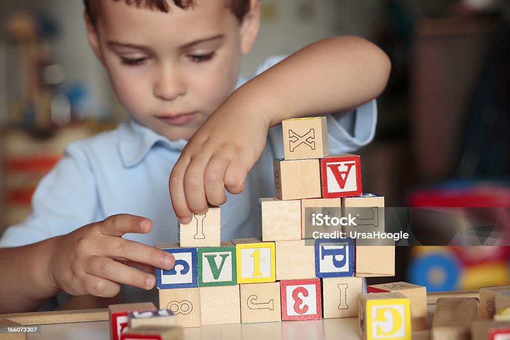 Ребенок играет с блоками - Стоковые фото 2-3 года роялти-фри