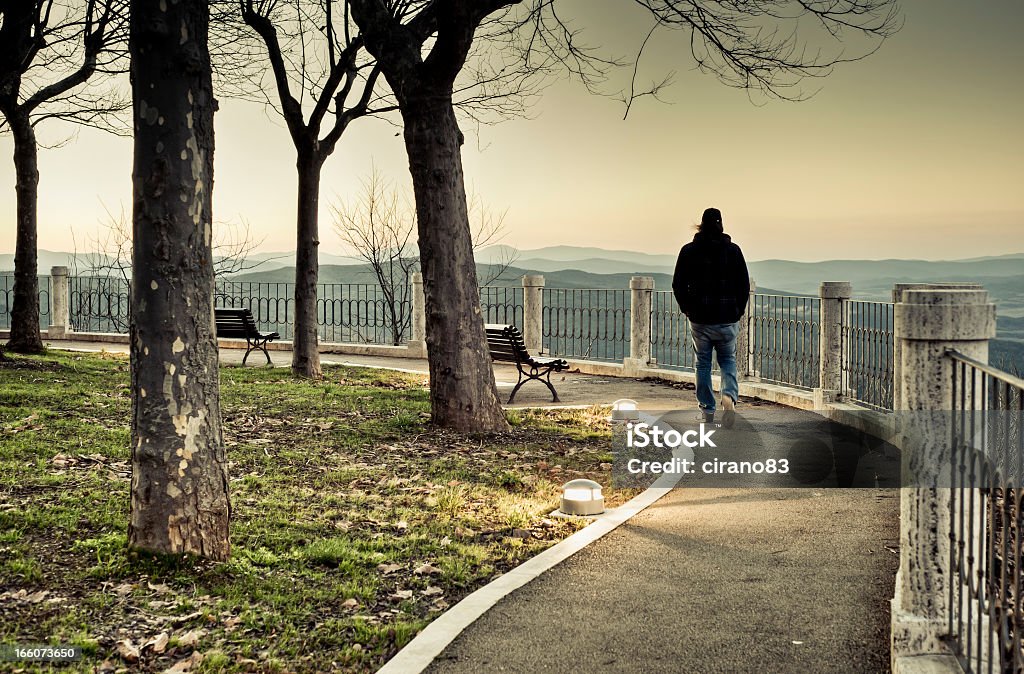 Solitario uomo In piedi In un percorso, Montalcino, Toscana - Foto stock royalty-free di Adulto