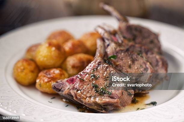 Costillas De Cordero A La Parrilla Con Papas Fritas Foto de stock y más banco de imágenes de Alimento