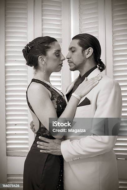 Tango Romance Na Sala - Fotografias de stock e mais imagens de Abraçar - Abraçar, Abraçar-se, Adulto