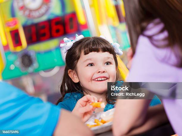 Photo libre de droit de Fillette Heureuse banque d'images et plus d'images libres de droit de Cuisine rapide - Cuisine rapide, Fast-food, Famille