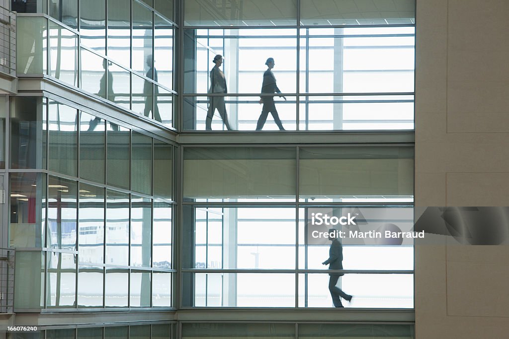 Negócios pessoas a falar no corredor moderno de Escritório - Royalty-free 30-34 Anos Foto de stock