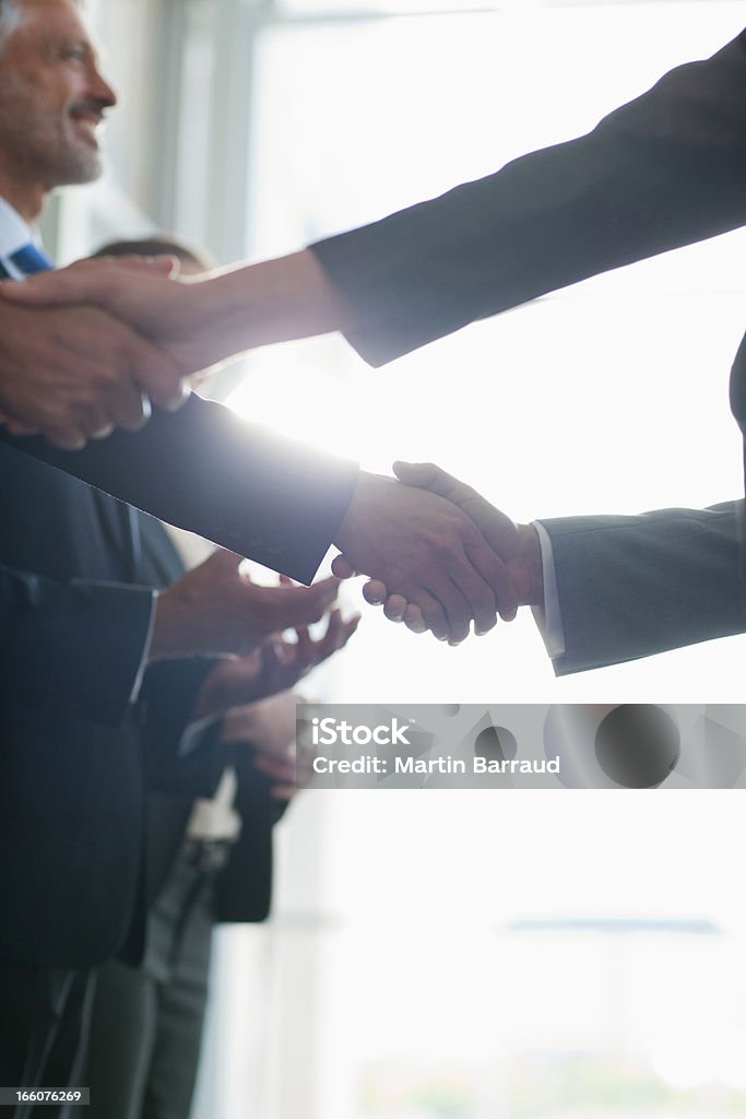 Close-up de pessoas de negócios, apertando as mãos'em uma fileira - Foto de stock de Acabando royalty-free