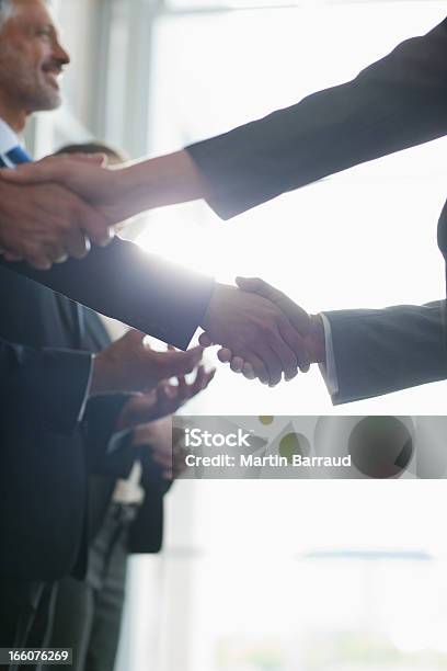 Foto de Closeup De Pessoas De Negócios Apertando As Mãosem Uma Fileira e mais fotos de stock de Acabando