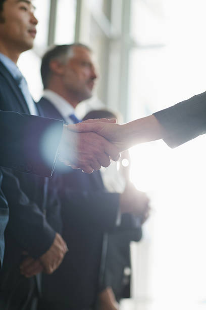 close-up de pessoas de negócios, apertando as mãos'em uma fileira - opportunity handshake job business - fotografias e filmes do acervo