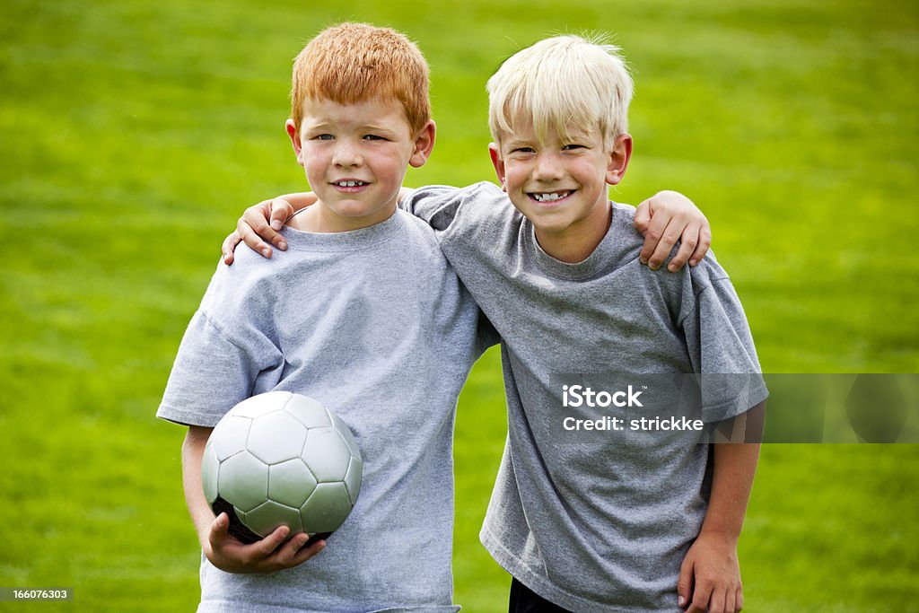 Zwei junge Männer Fußball Spieler sind Buddys - Lizenzfrei Aktivitäten und Sport Stock-Foto