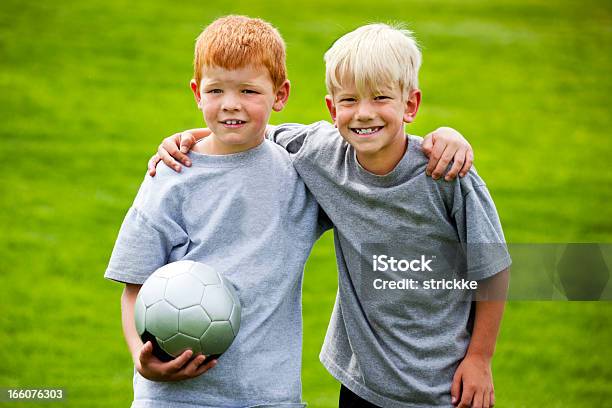 Zwei Junge Männer Fußball Spieler Sind Buddys Stockfoto und mehr Bilder von Aktivitäten und Sport - Aktivitäten und Sport, Bildschärfe, Blondes Haar