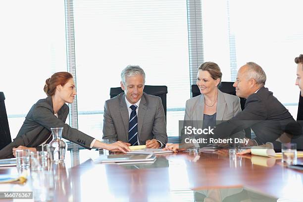 Sonriendo Negocios En La Mesa De Reunión En La Sala De Conferencias Foto de stock y más banco de imágenes de 30-34 años