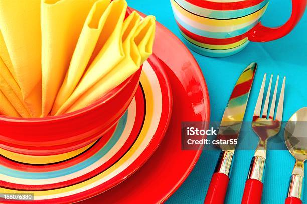Яркие Место Место В Красный Желтый И Бирюзовый — стоковые фотографии и другие картинки Посуда - Посуда, Разноцветный, Сервировка на одного человека