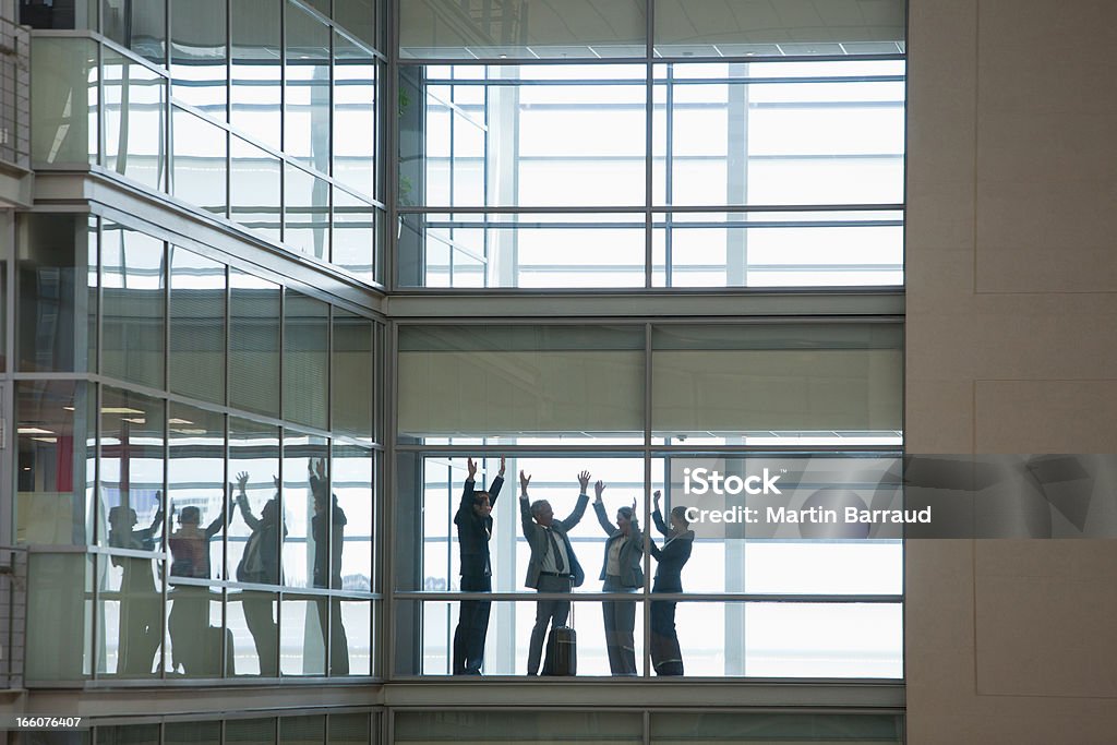 Business persone che parlano in corridoio di un ufficio moderno - Foto stock royalty-free di 30-34 anni