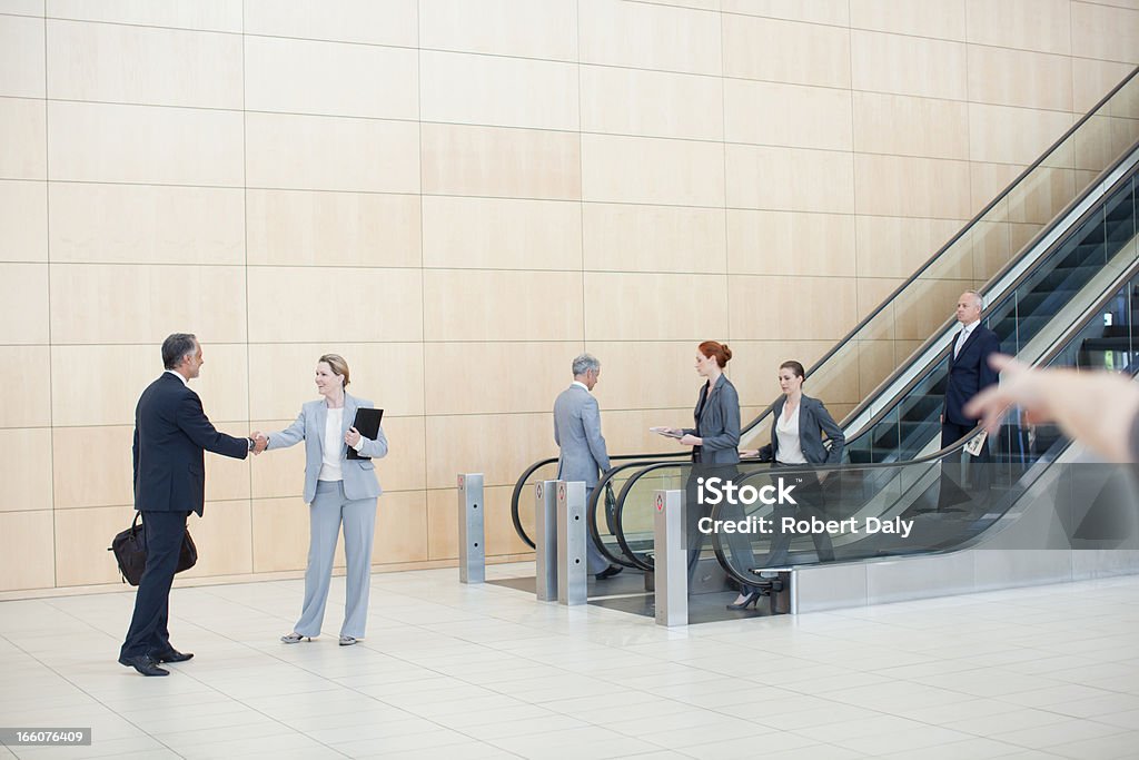 Gente de negocios en las escaleras - Foto de stock de Escalera mecánica libre de derechos