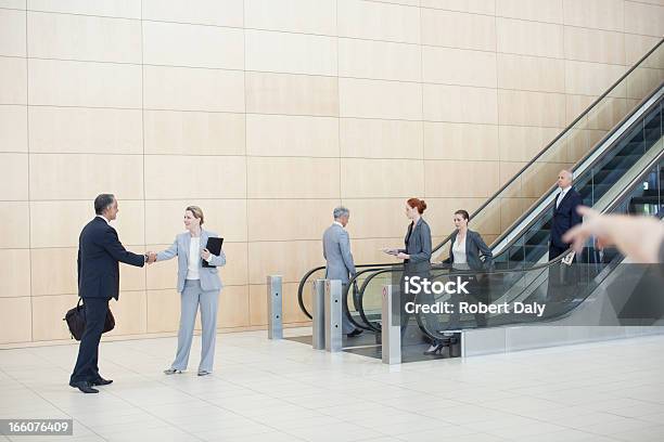 Gente De Negocios En Las Escaleras Foto de stock y más banco de imágenes de Escalera mecánica - Escalera mecánica, Ejecutiva, Encuadre de cuerpo entero