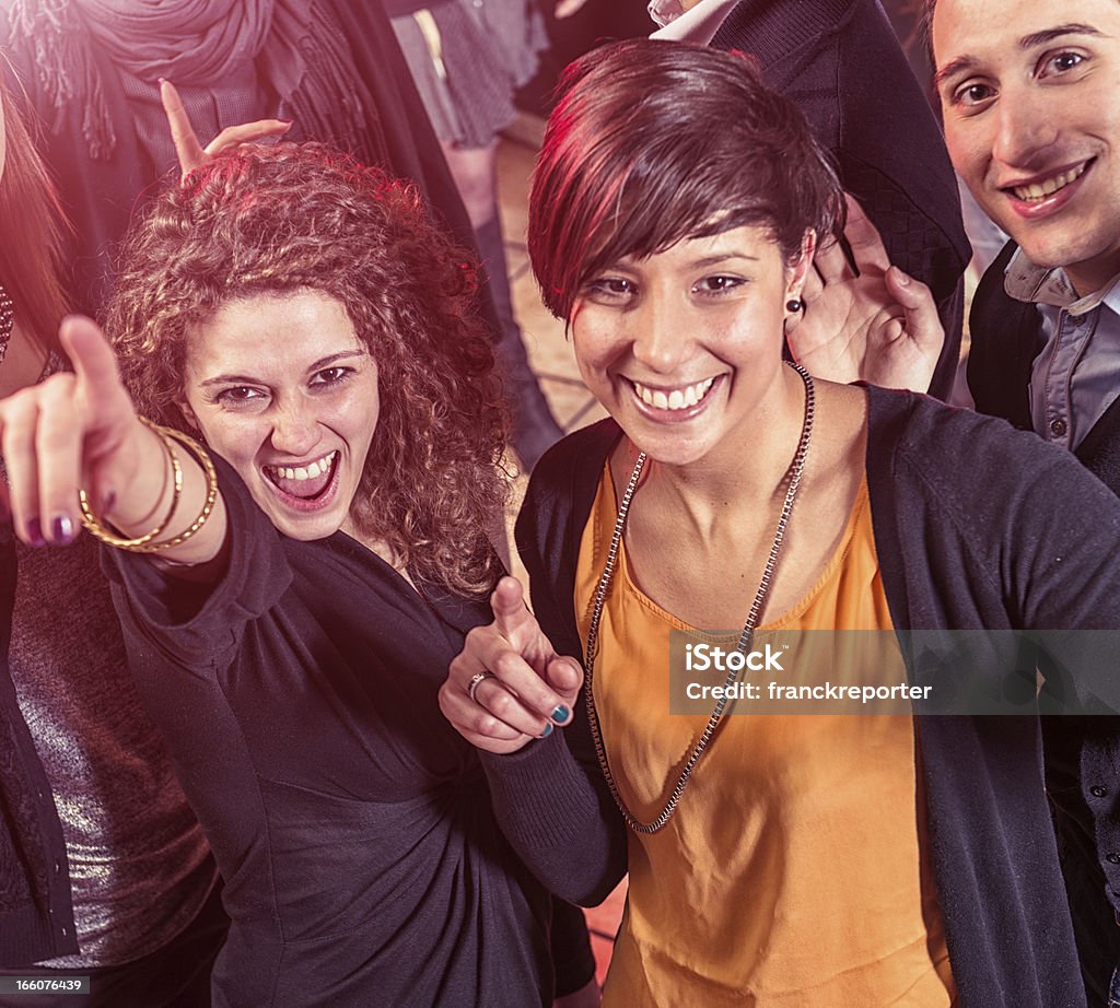 Gente bailando en la discoteca pub - Foto de stock de 20 a 29 años libre de derechos