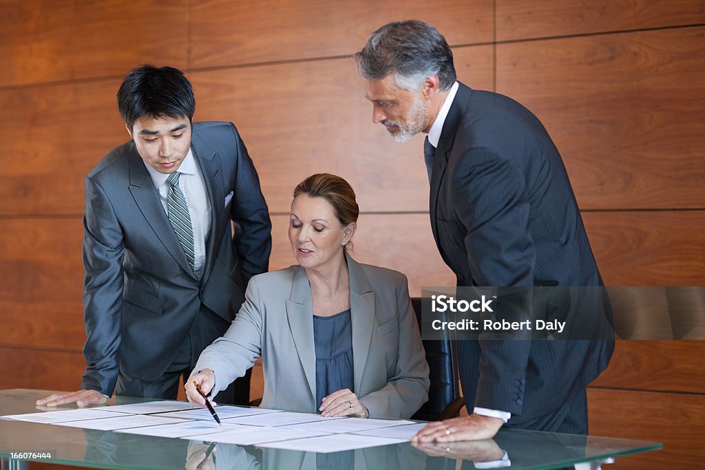Ritratto di fiducioso business persone in sala conferenze - Foto stock royalty-free di 30-34 anni