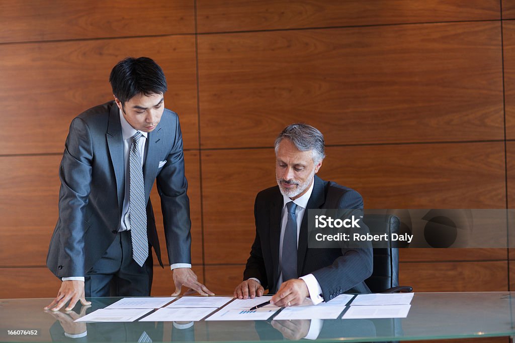 Ritratto di fiducioso business persone in sala conferenze - Foto stock royalty-free di Businessman