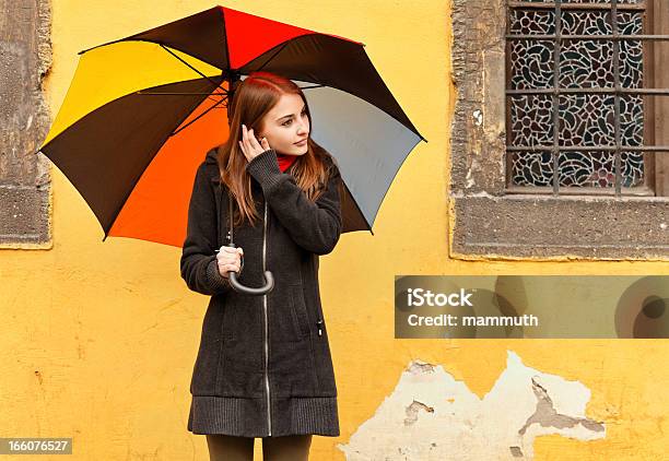 Girl With 멀티컬러 우산 있어서 20-24세에 대한 스톡 사진 및 기타 이미지 - 20-24세, 20-29세, 가을