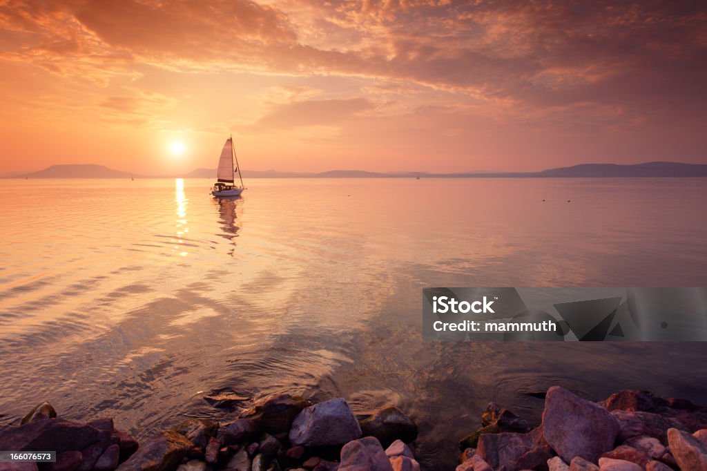 Segelboot auf dem See bei Sonnenuntergang. - Lizenzfrei Plattensee Stock-Foto