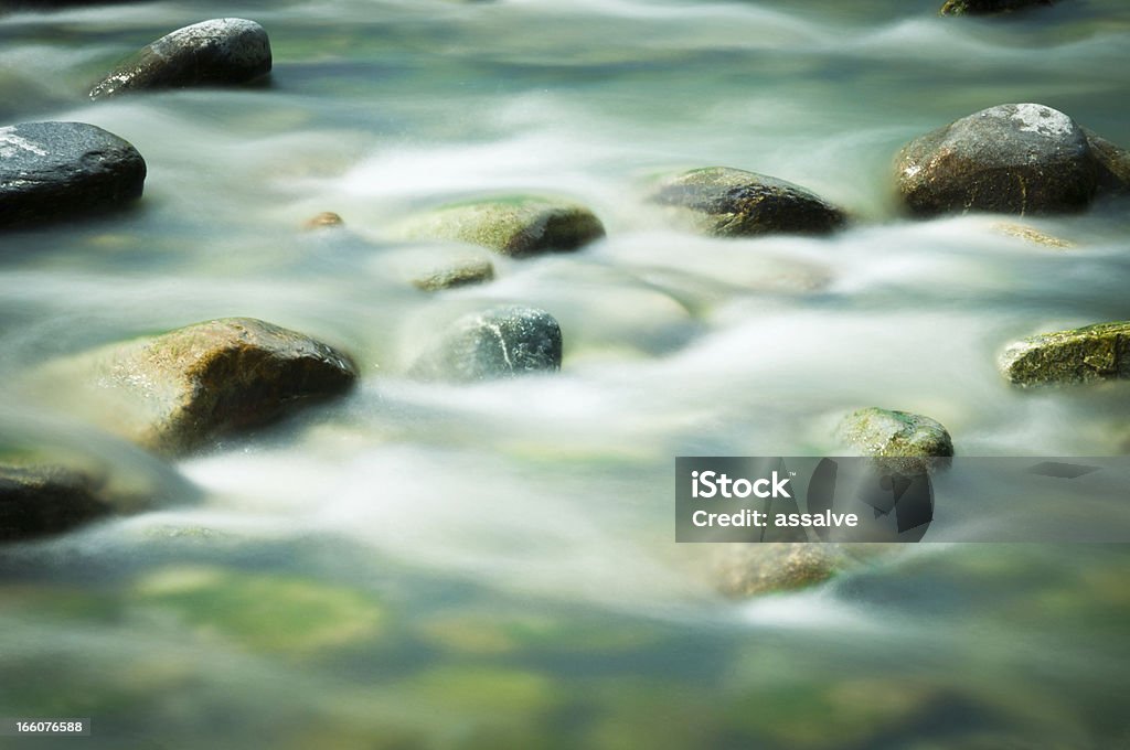 Свежая Вода в альпийских Река - Стоковые фото Разъярённый роялти-фри