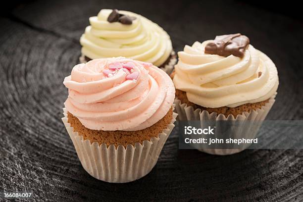 Foto de Três Cupcakes e mais fotos de stock de Bolinho - Bolinho, Comida Doce, Escuro