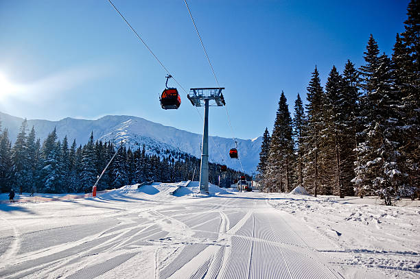 스키타기 트랙형 및 상부 케이블 지동차 - ski resort winter sport apres ski ski slope 뉴스 사진 이미지