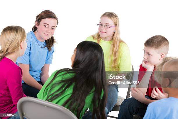 Photo libre de droit de Groupe De Préados Enfants Parler Dans Un Cercle banque d'images et plus d'images libres de droit de Thérapie de groupe - Thérapie de groupe, Enfant, Adolescent