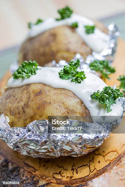 Frescos Cozido Potatoe Com Creme De Leite Azedo - Fotografias de stock e mais imagens de Assado no Forno - Assado no Forno, Batata Crua, Batata Inglesa